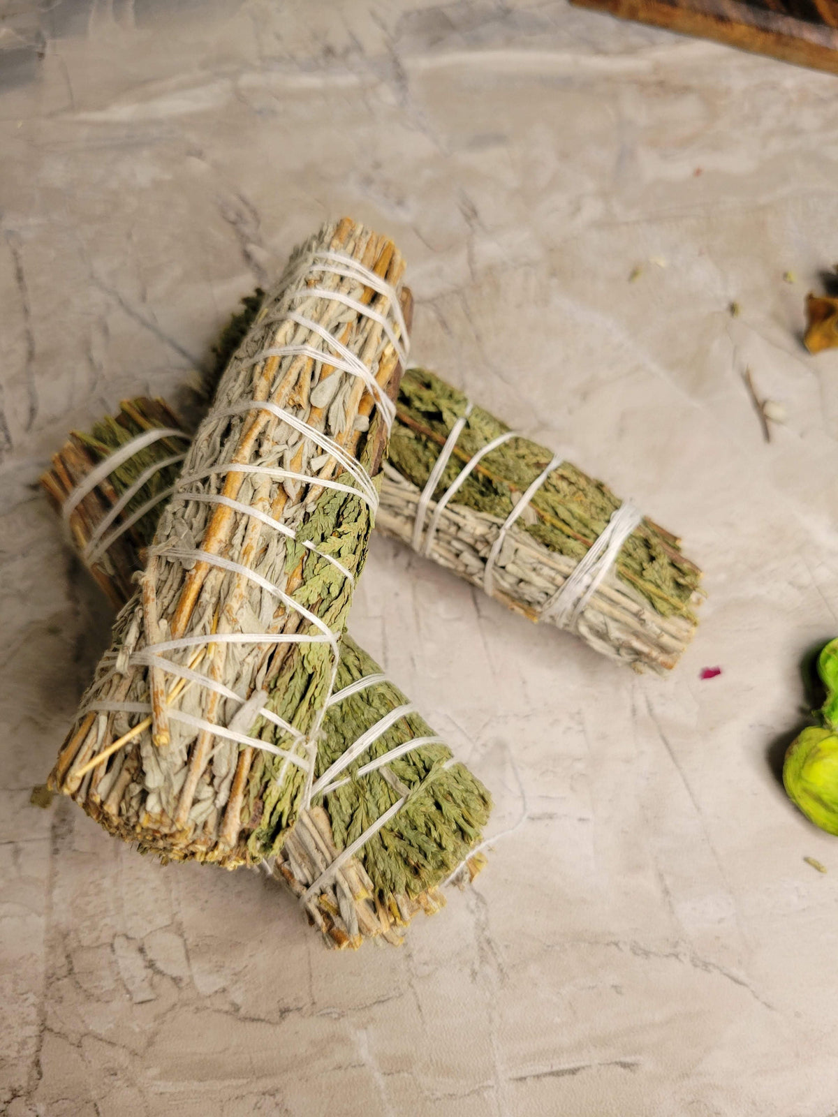 Blue sage & cedar smudge stick - 4"