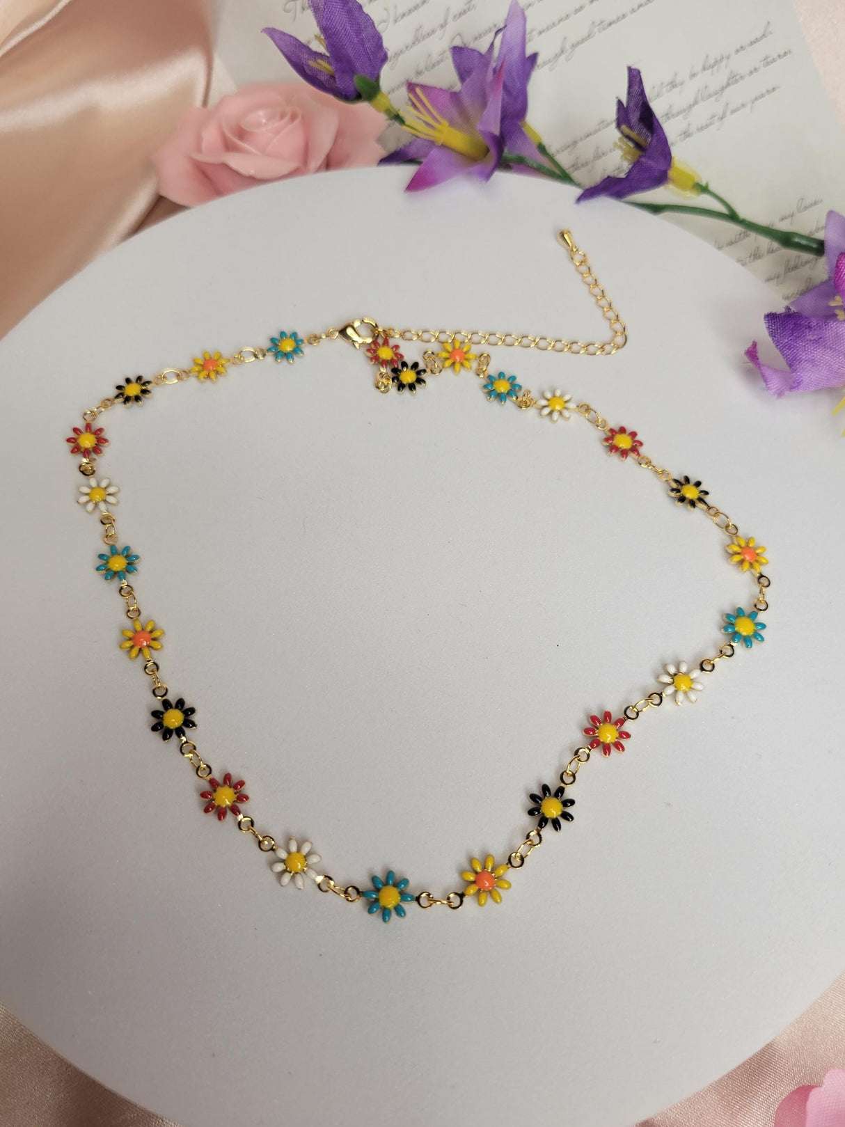 Daisy Necklace Minimalist Gold Choker with Mixed Flower Embellishments – Birthdays Spring Wear