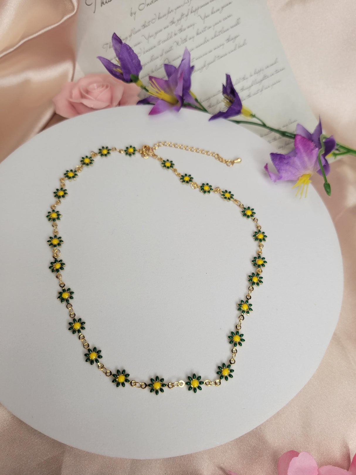 Daisy Necklace Minimalist Gold Choker with Mixed Flower Embellishments – Birthdays Spring Wear