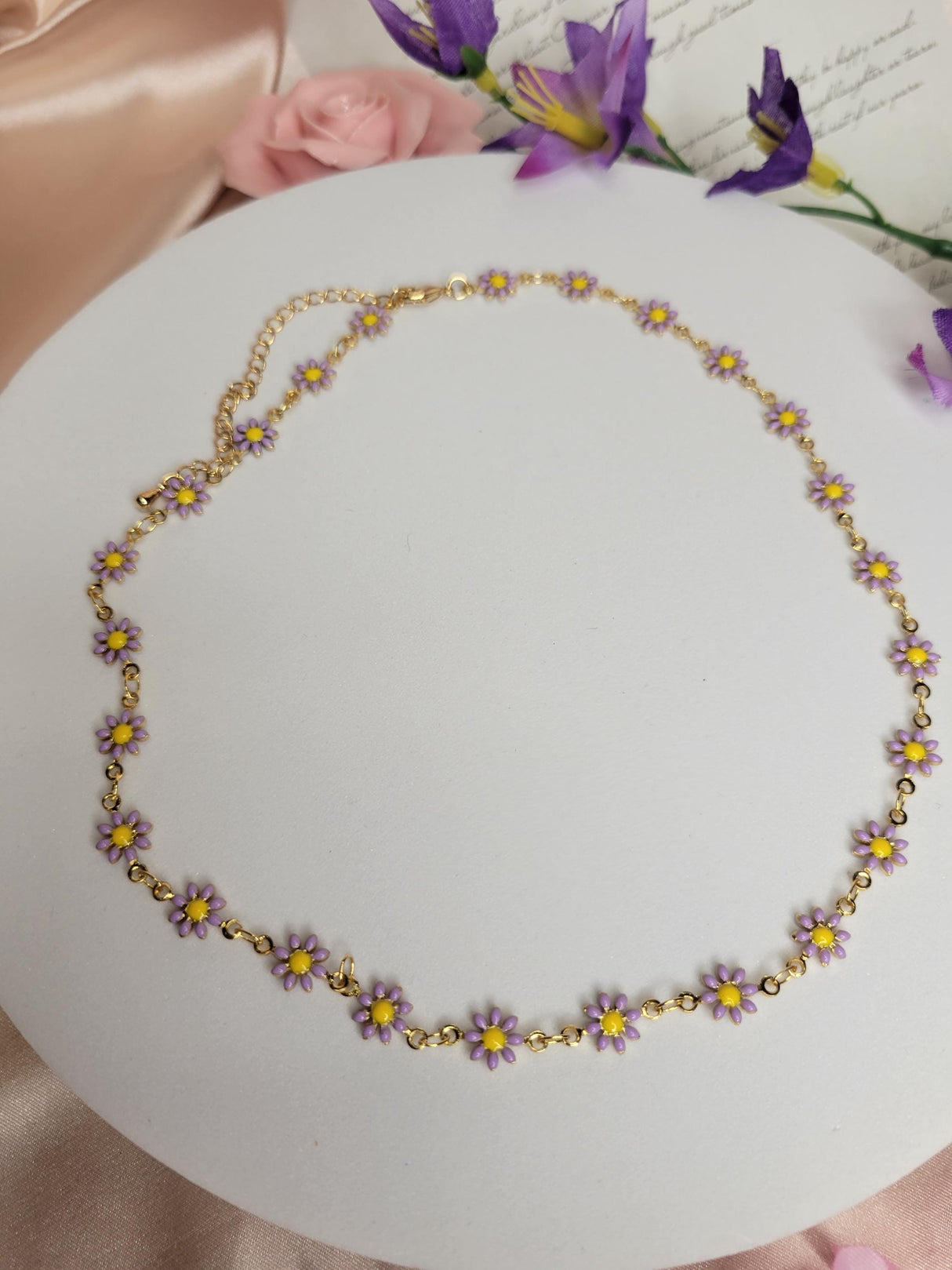 Daisy Necklace Minimalist Gold Choker with Mixed Flower Embellishments – Birthdays Spring Wear