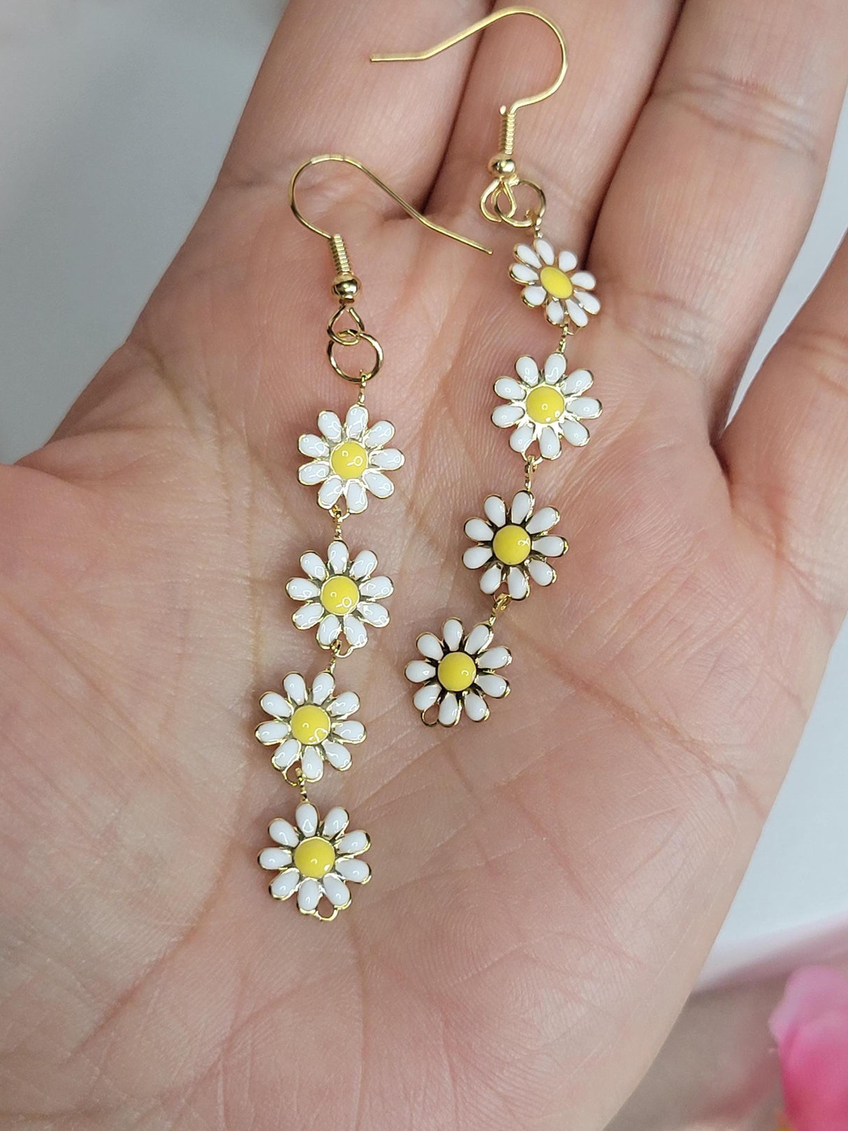 White Daisy Flower Earrings Gold Plated Boho Style Floral Jewelry for Women Bridesmaid Gift