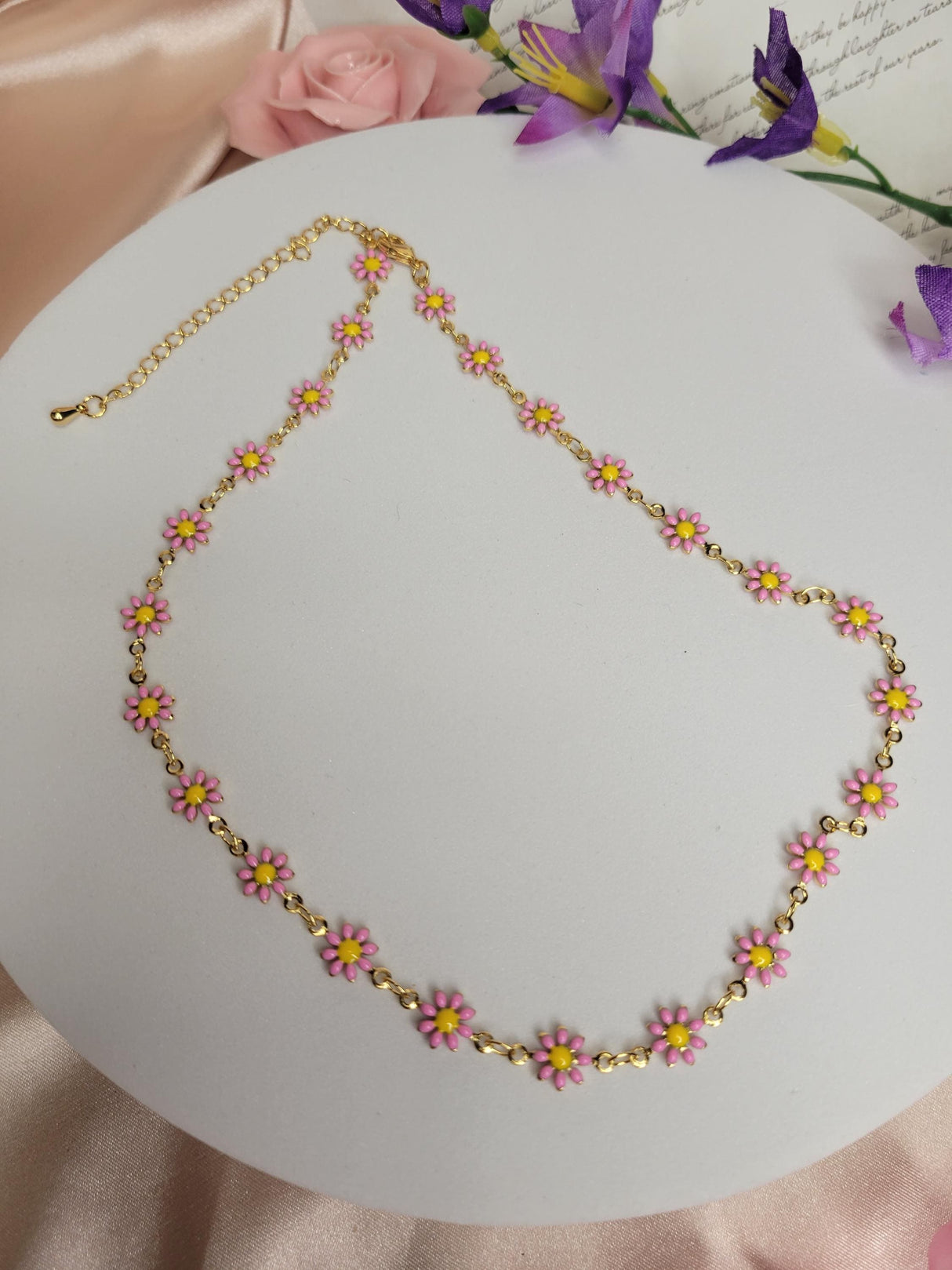 Daisy Necklace Minimalist Gold Choker with Mixed Flower Embellishments – Birthdays Spring Wear