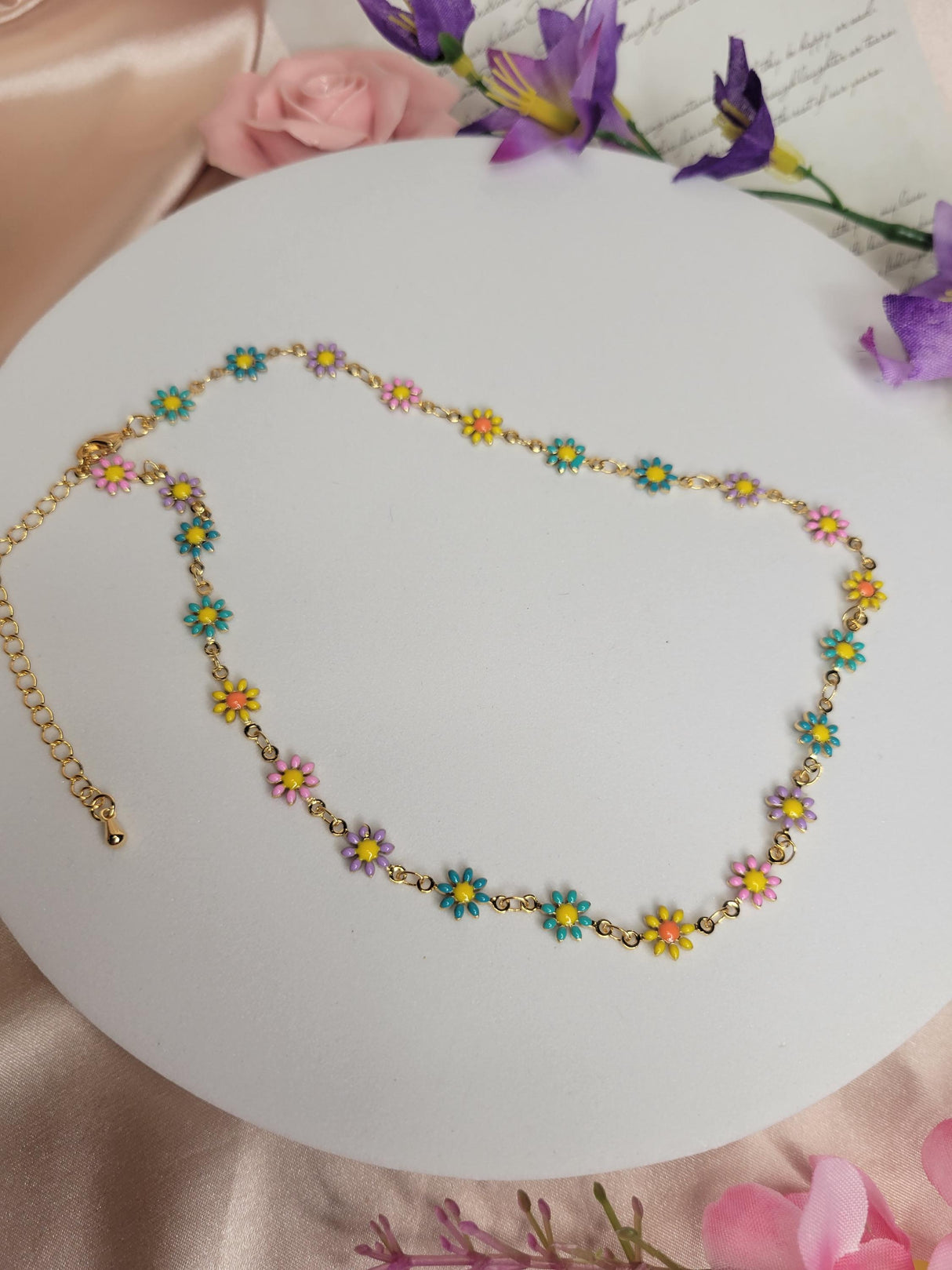 Daisy Necklace Minimalist Gold Choker with Mixed Flower Embellishments – Birthdays Spring Wear