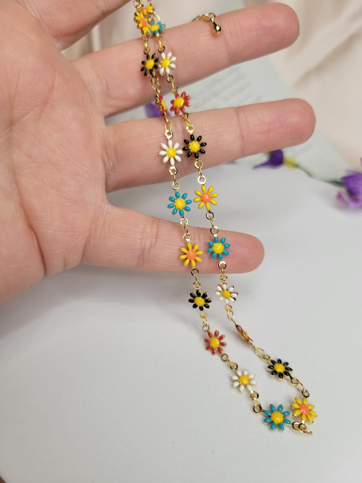 Daisy Necklace Minimalist Gold Choker with Mixed Flower Embellishments – Birthdays Spring Wear