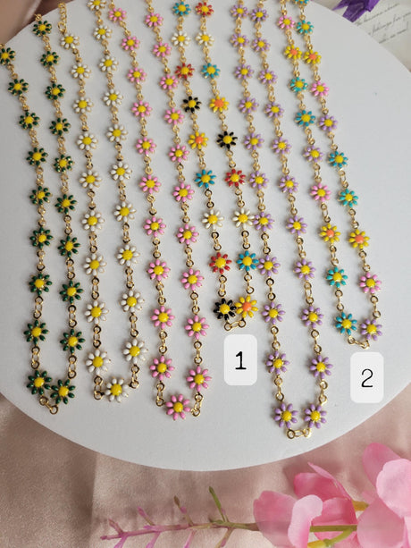 Daisy Necklace Minimalist Gold Choker with Mixed Flower Embellishments – Birthdays Spring Wear