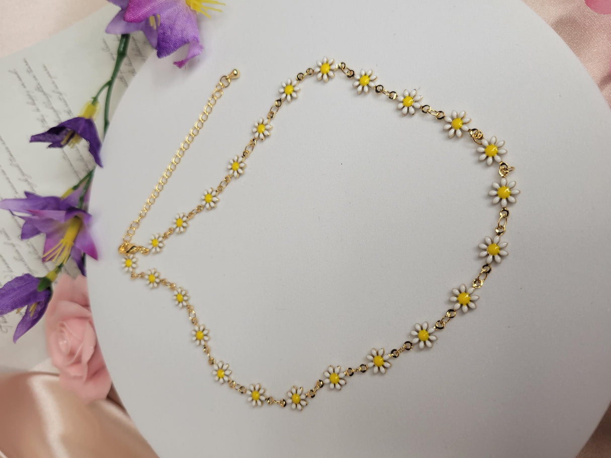 Daisy Necklace Minimalist Gold Choker with Mixed Flower Embellishments – Birthdays Spring Wear